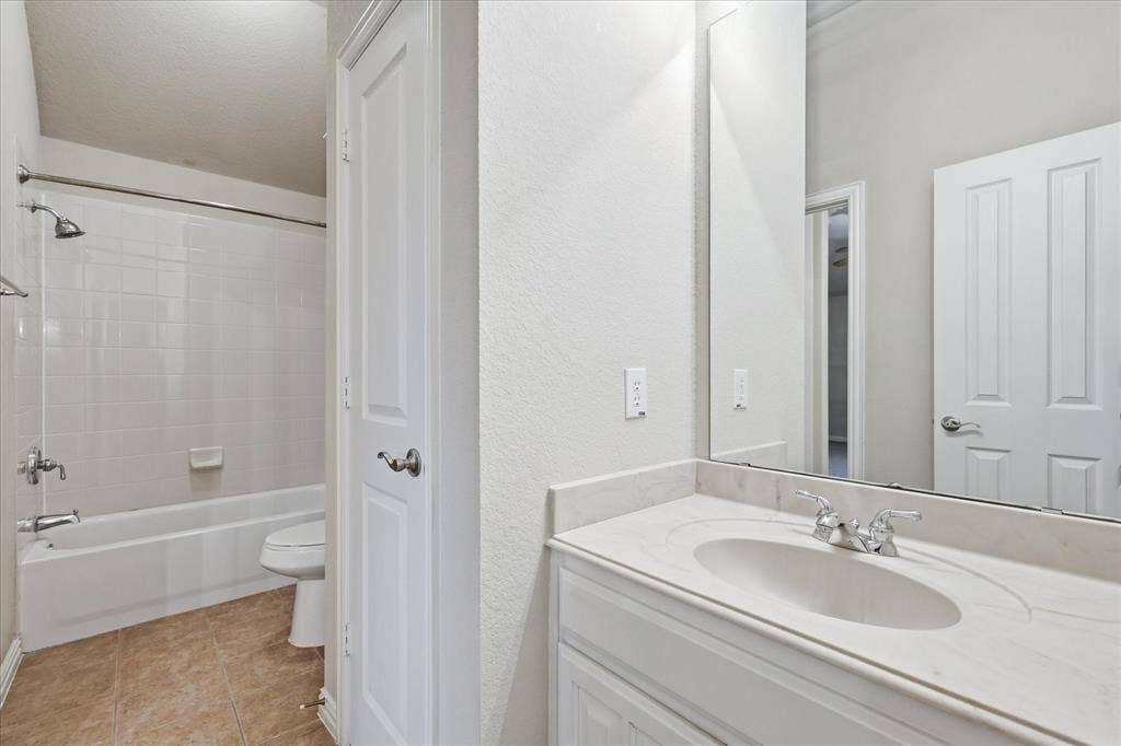 1905 Fountain Meadows Drive, Euless, TX 76039 Second Jack-n-Jill bathroom with walk-in closets on both sides.
