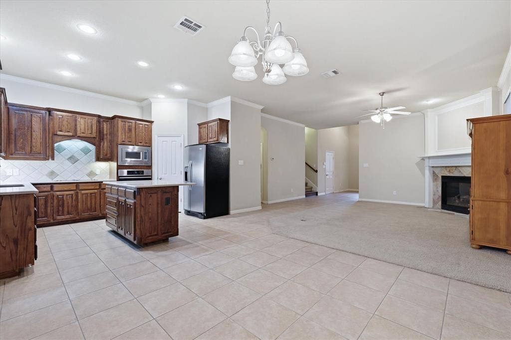 1905 Fountain Meadows Drive, Euless, TX 76039 Wonderful open floor plan with large breakfast nook.
