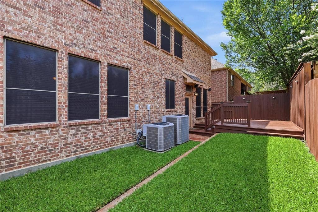 1905 Fountain Meadows Drive, Euless, TX 76039 Low maintenance yard features lush St. Augistine grass.