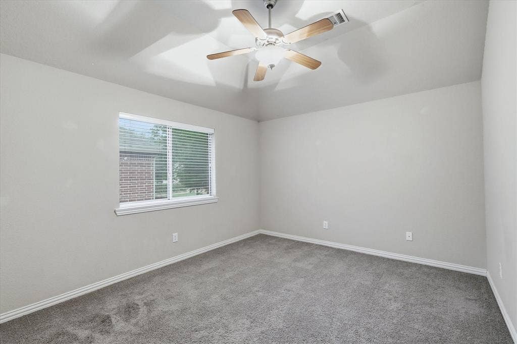 1905 Fountain Meadows Drive, Euless, TX 76039 Spacious secondary bedroom with access to the second Jack-n-Jill bathroom.