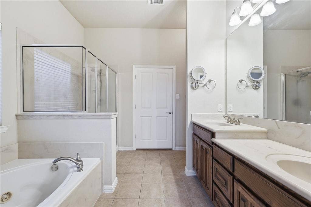 1905 Fountain Meadows Drive, Euless, TX 76039 Spacious primary bathroom features dual sinks, a jetted tub, large separate shower, and generous sized walk-in closet.