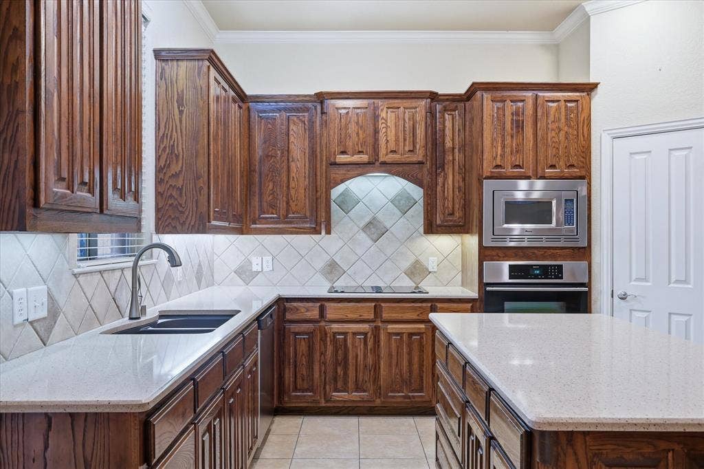 1905 Fountain Meadows Drive, Euless, TX 76039 Tons of cabinetry provides for great storage. Lots of counterspace provides for large prep areas.