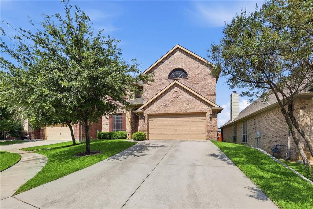 1905 Fountain Meadows Drive, Euless, TX 76039 Amazing home in Fountain Park with resort-style amenities.