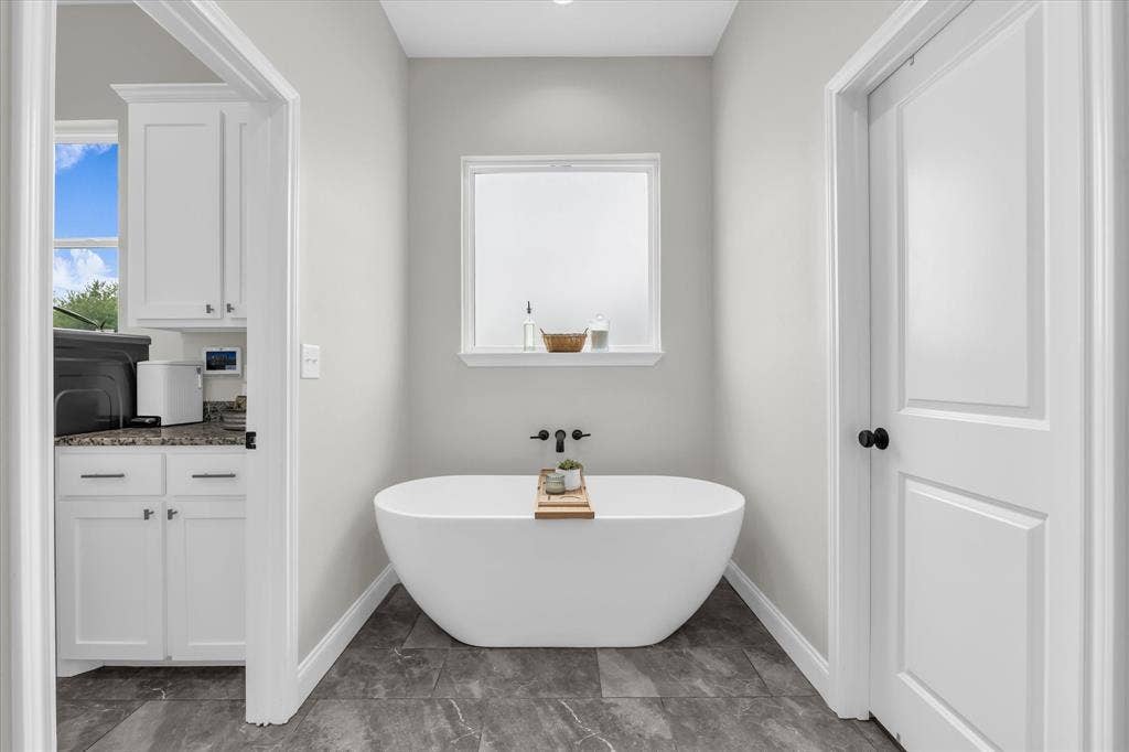 154 Water View Lane, Robinson, TX 76706 soaking tub in primary ensuite bathroom
