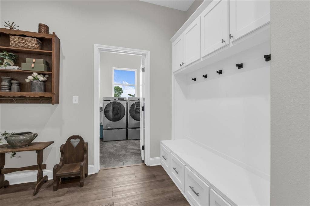 154 Water View Lane, Robinson, TX 76706 drop zone and separate laundry room