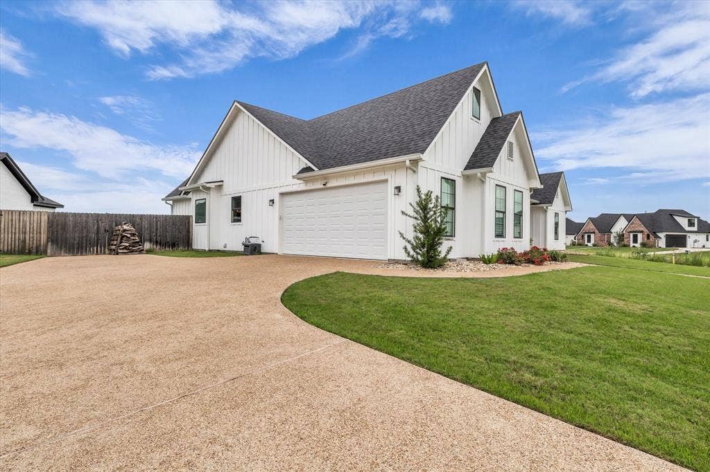 154 Water View Lane, Robinson, TX 76706 side entry garage with 2+ car capacity and abundant driveway parking