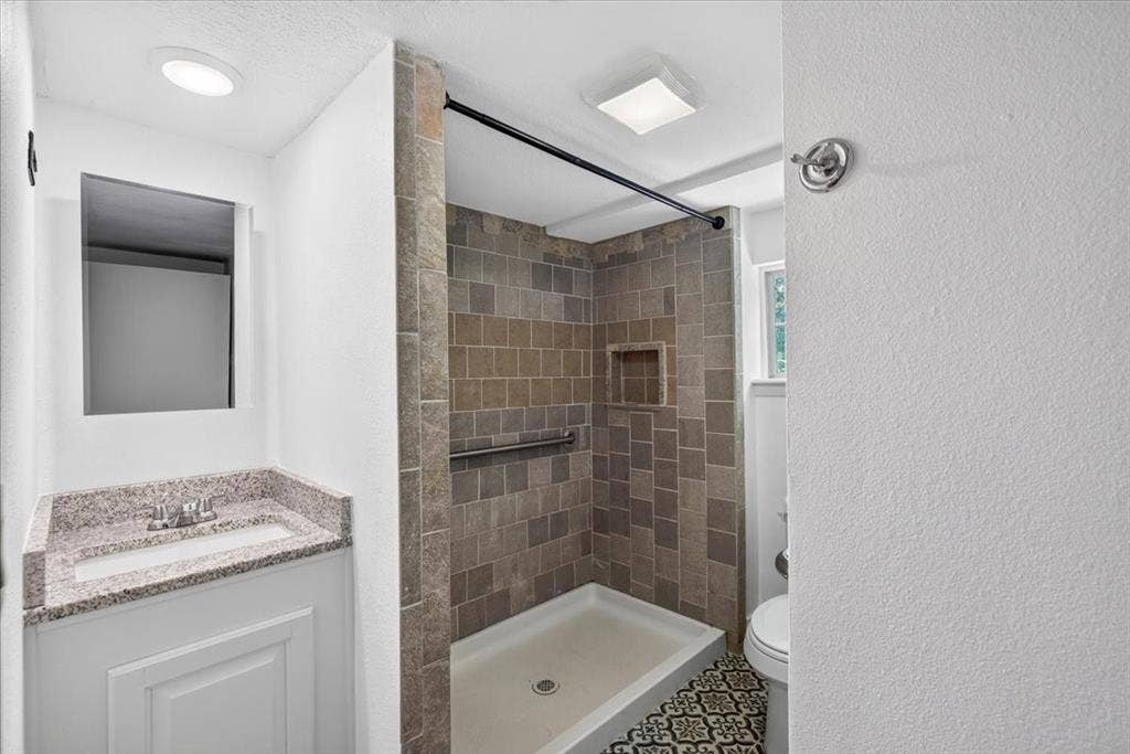 7540 Buggy Hub Trail, Athens, TX 75751 downstairs bath