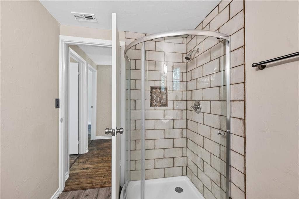 7540 Buggy Hub Trail, Athens, TX 75751 upstairs bath