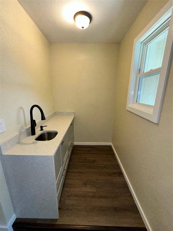 6620 Moss Lane, Watauga, TX 76148 Living Room wet bar