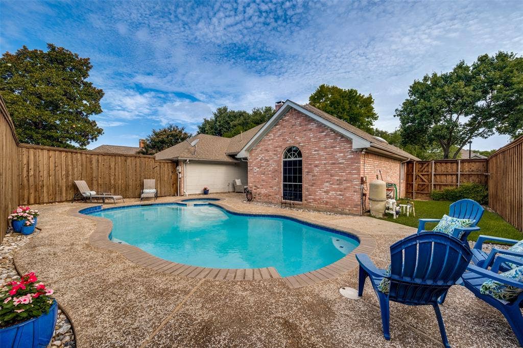 4420 Barwyn Lane, Plano, TX 75093 Freeform swimming pool with integrated spa and a textured concrete surround