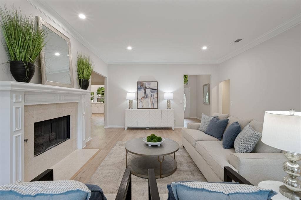 4420 Barwyn Lane, Plano, TX 75093 Spacious living area featuring light wood-finish flooring, recessed lighting, and crown molding