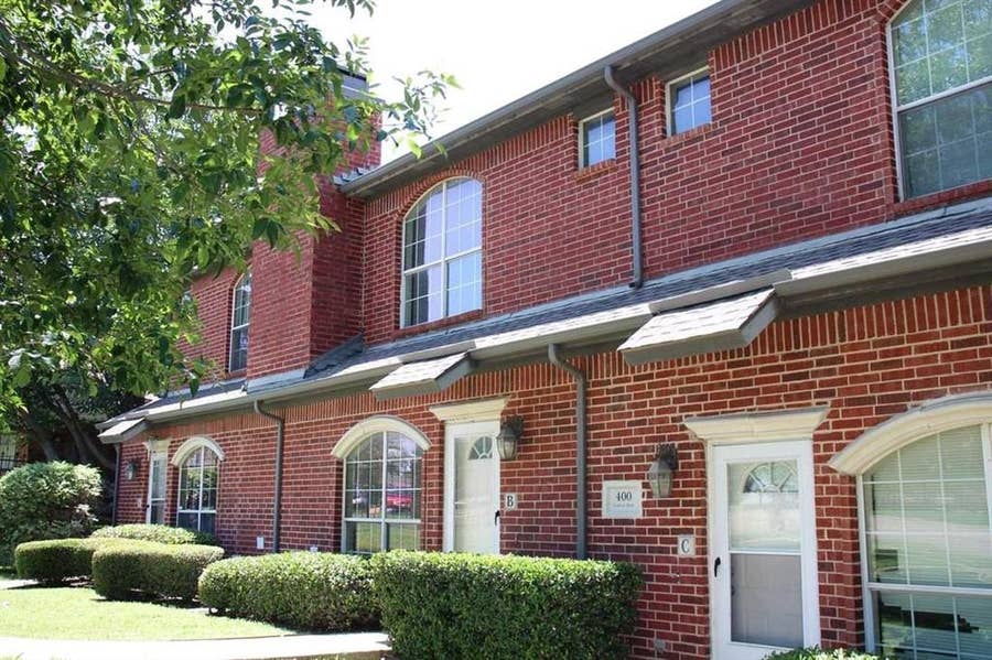 Property photo for 400 Central Park Drive, Arlington, TX