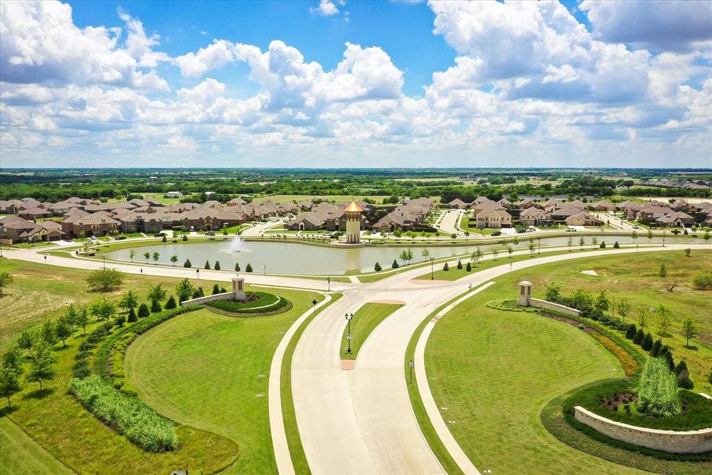 Convenient access to major commuter routes