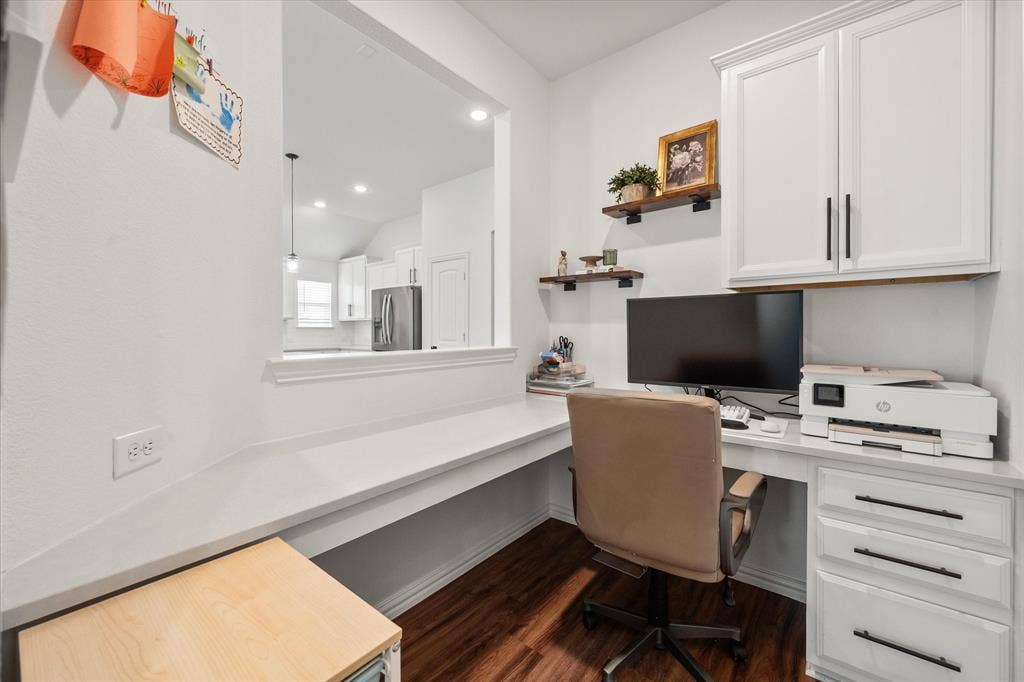 Built-in office nood with cabinets for storage