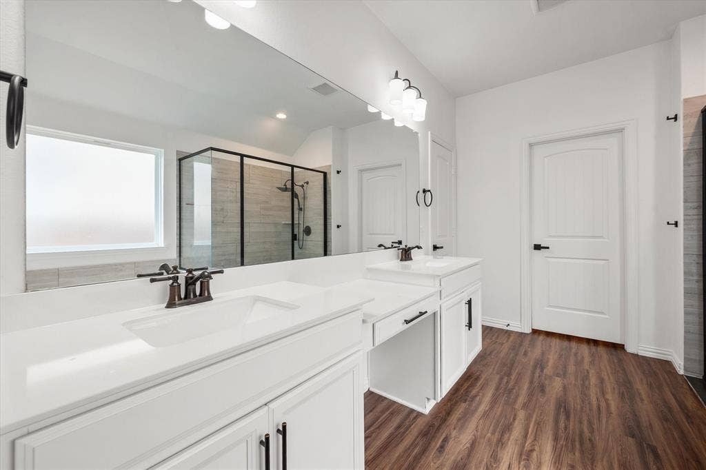 Ensuite primary bath with double sinks