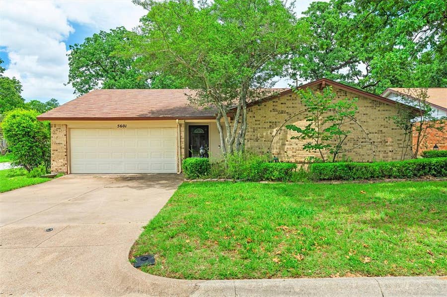 Property photo for 5601 Kingstree Court, Arlington, TX