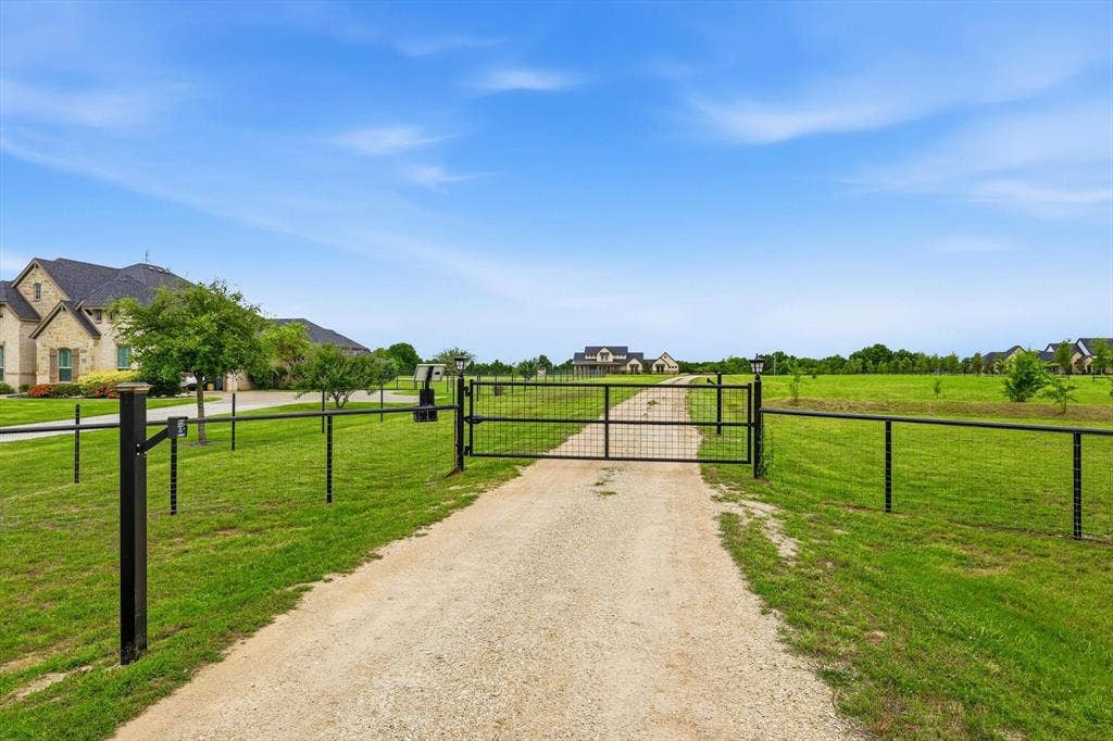 6020 Honeysuckle Road, Midlothian, TX 76065