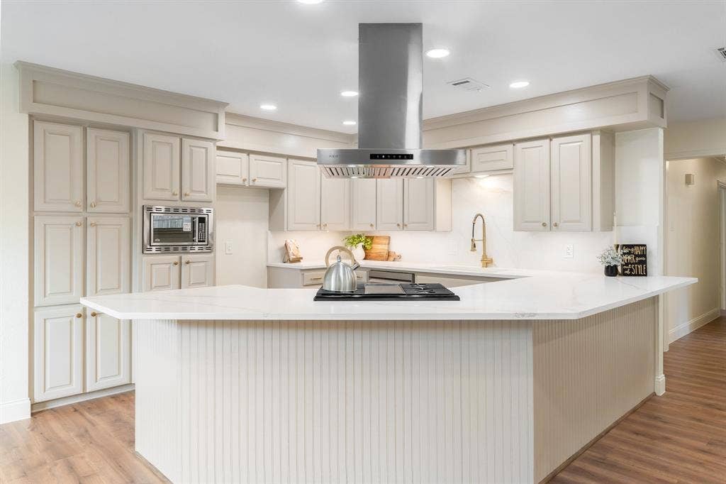 2212 Mountainview Drive, Hurst, TX 76054 New gas range, vent-hood and microwave