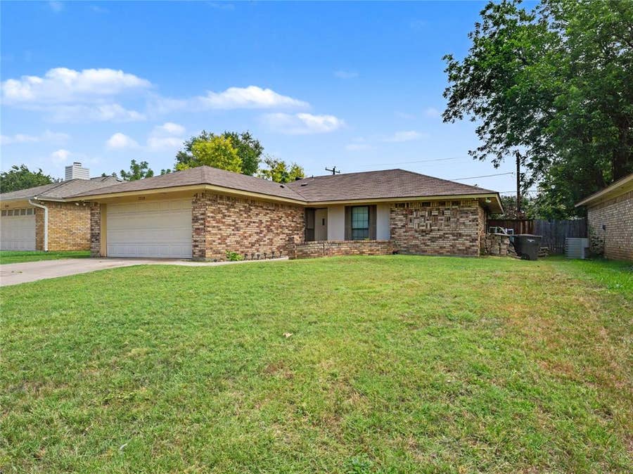 Property photo for 7325 S Meadow Drive E, Fort Worth, TX