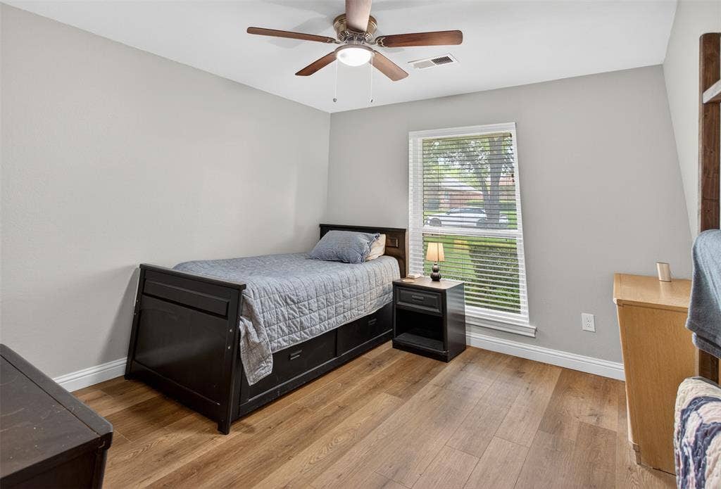 1415 Horton Drive, Cedar Hill, TX 75104 Corner bedroom with lots of space