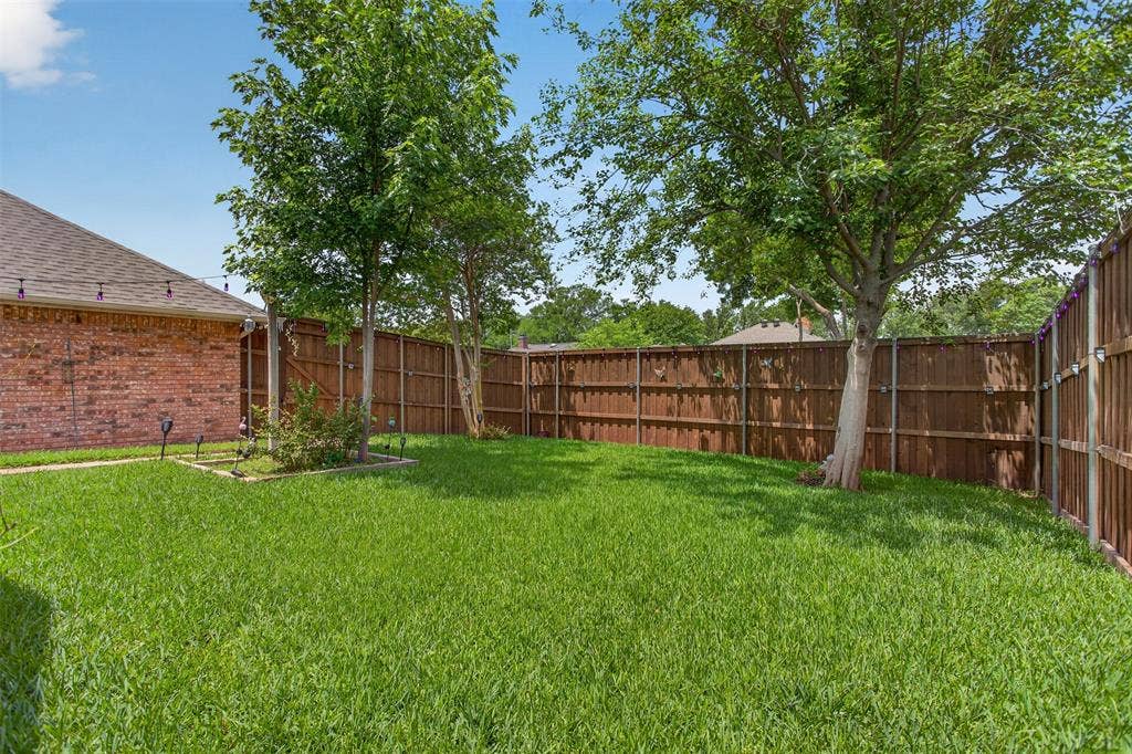 1415 Horton Drive, Cedar Hill, TX 75104 Plenty of green grass in the yard