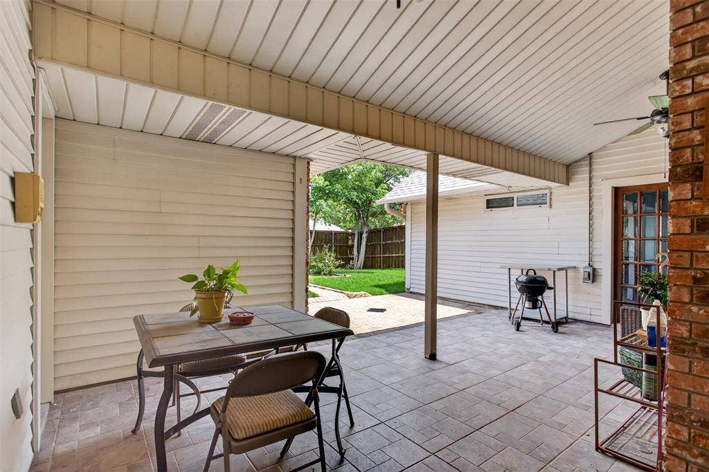 1415 Horton Drive, Cedar Hill, TX 75104 Comfy covered patio