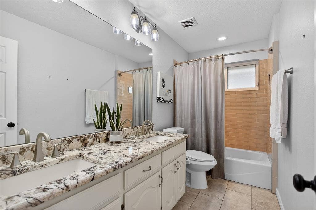1415 Horton Drive, Cedar Hill, TX 75104 Nicely updated guest bath