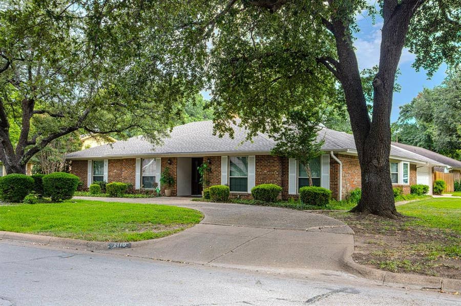 Property photo for 2110 Juanita Drive, Arlington, TX
