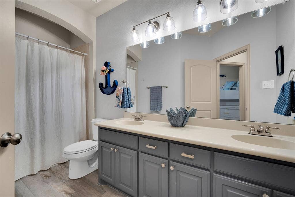 5009 Prosperity Row, Midlothian, TX 76065 Guest Bathroom with double sinks