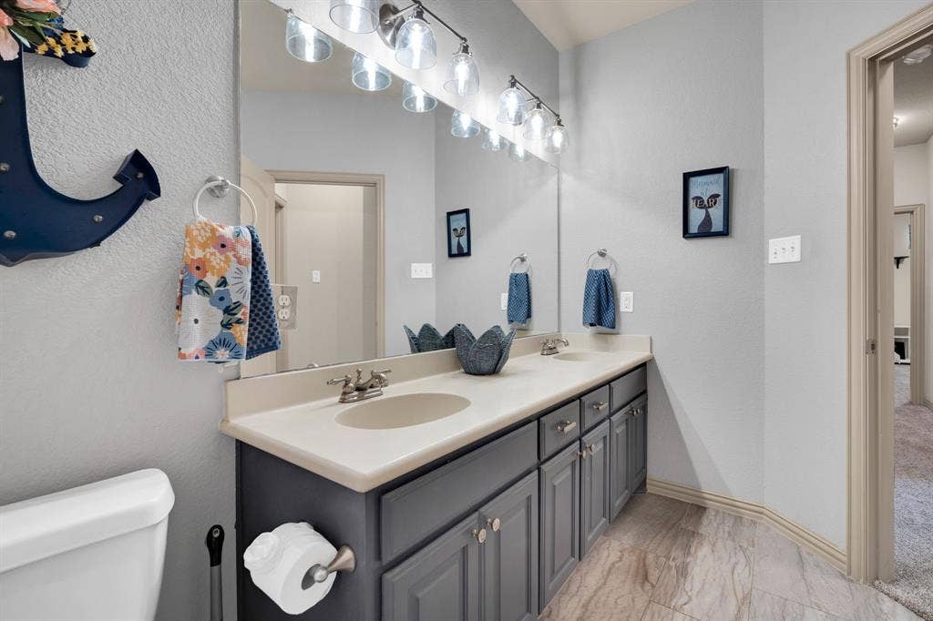 5009 Prosperity Row, Midlothian, TX 76065 Guest Bathroom