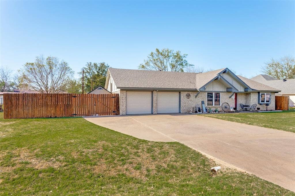 212 Casas Del Sur Street, Granbury, TX 76049 212 Casas Del Sur Street, Granbury, TX 76049