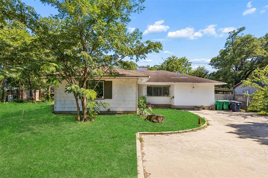 Property photo for 1815 W Oak Street, Denton, TX