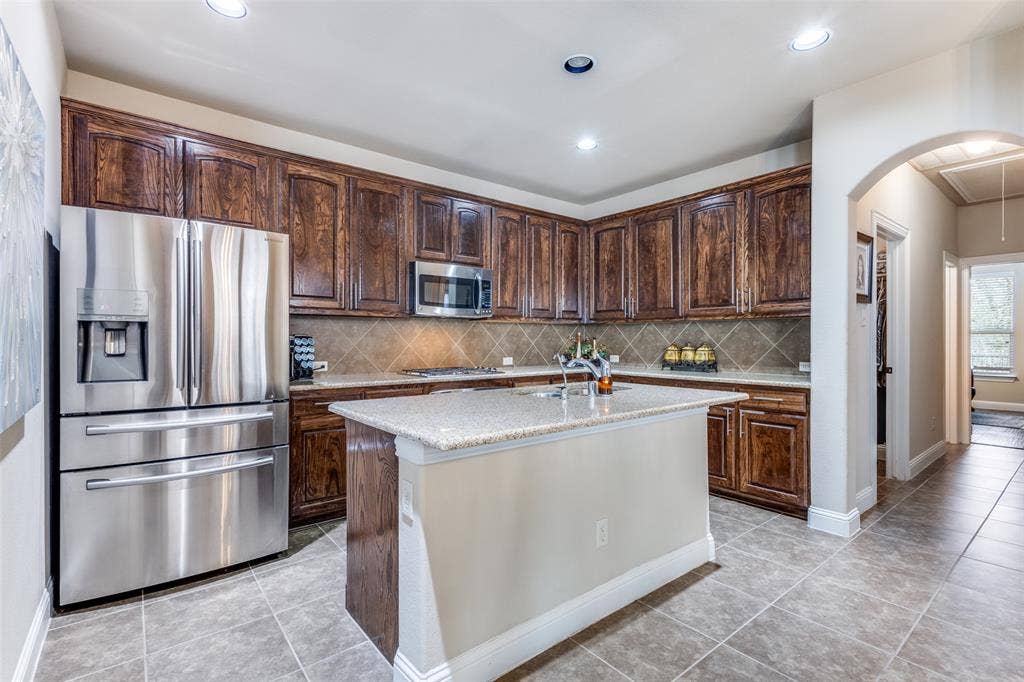 817 Deer Ridge Trail, McKinney, TX 75072 Kitchen with granite counters, island, SS appliances - Refrig stays - TONS of cabinets