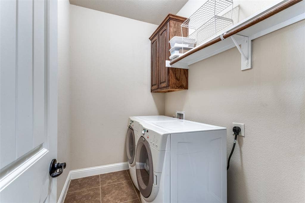 817 Deer Ridge Trail, McKinney, TX 75072 Large laundry room room for additional refrig or workspace