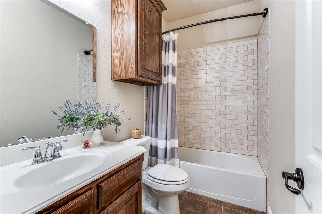 817 Deer Ridge Trail, McKinney, TX 75072 pvt bath for bedroom 3