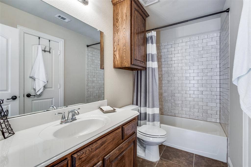 817 Deer Ridge Trail, McKinney, TX 75072 Full bathroom for 2nd bedroom