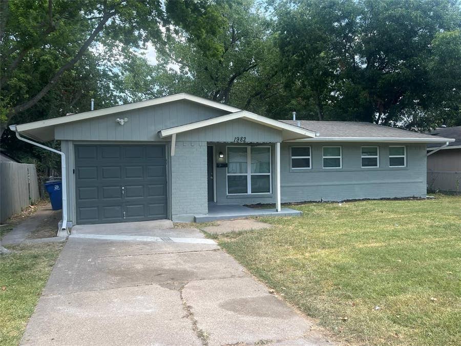 Property photo for 1982 Oak Hill Circle, Dallas, TX