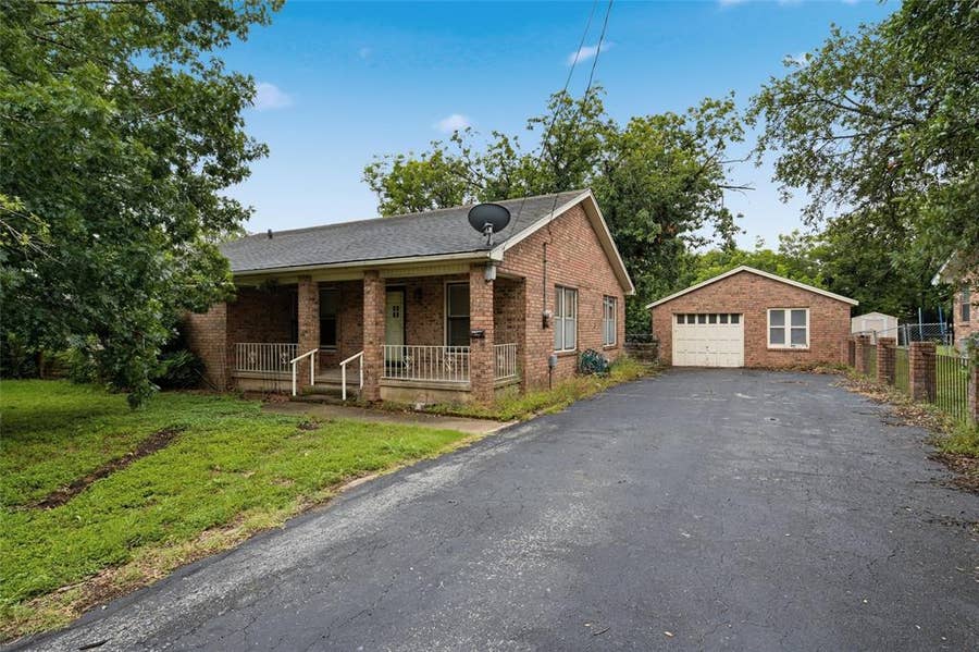 Property photo for 903 S Harrison Street, McGregor, TX