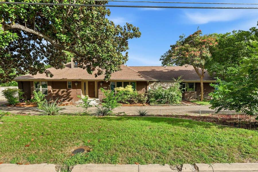 Property photo for 610 S Manus Drive, Dallas, TX