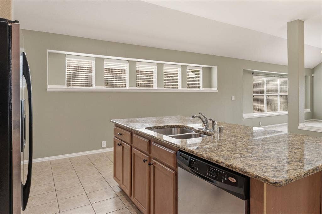 6532 Fairview Drive, Watauga, TX 76148 Stainless Steel Appliances!