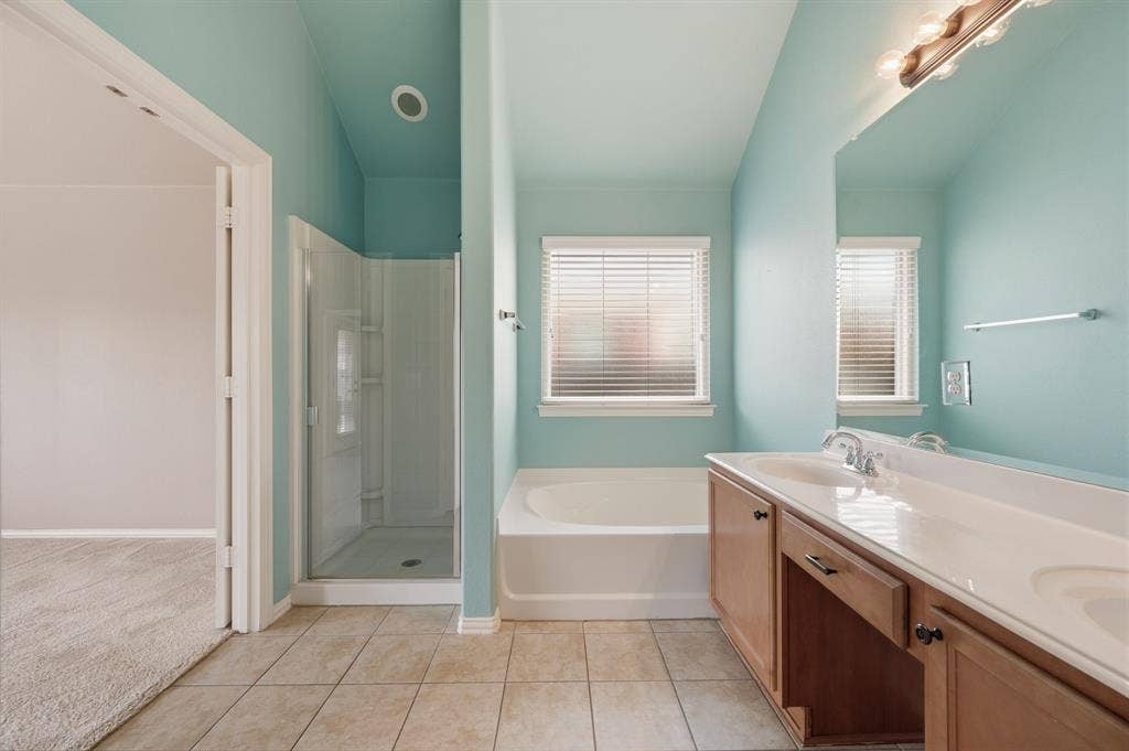 6532 Fairview Drive, Watauga, TX 76148 Relax in the Large Garden Tub After a Hard Days Work!