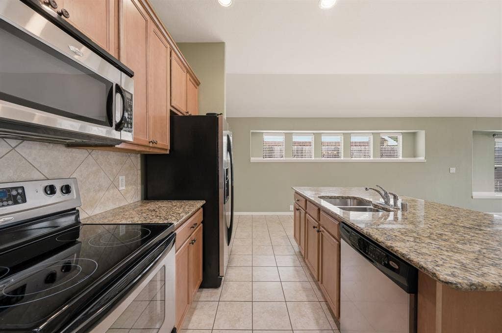 6532 Fairview Drive, Watauga, TX 76148 Kitchen Fridge Can Convey!