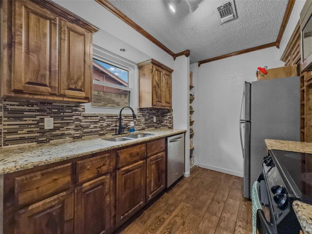6412 Storm Drive, Watauga, TX 76148 Sunny kitchen