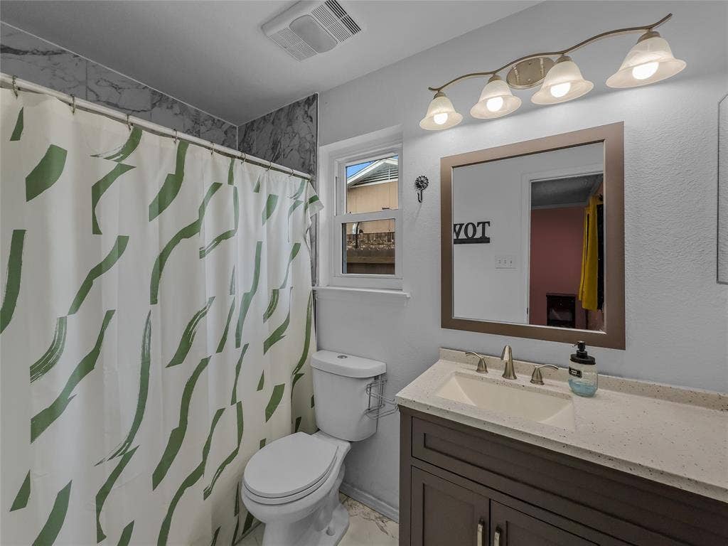 6412 Storm Drive, Watauga, TX 76148 Master bathroom
