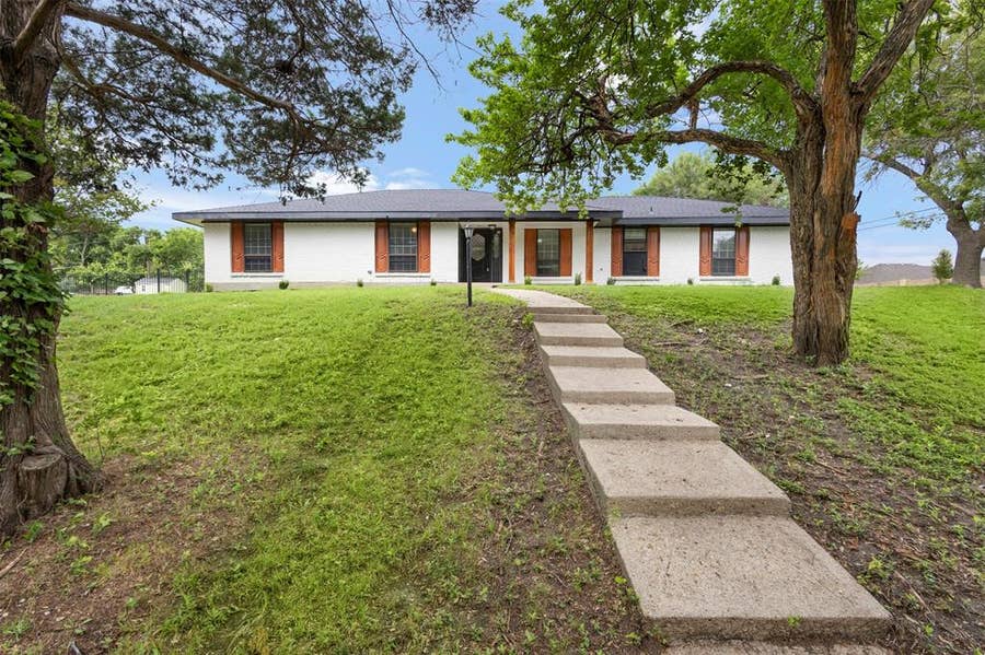 Property photo for 102 Pecan Lane, Oak Leaf, TX