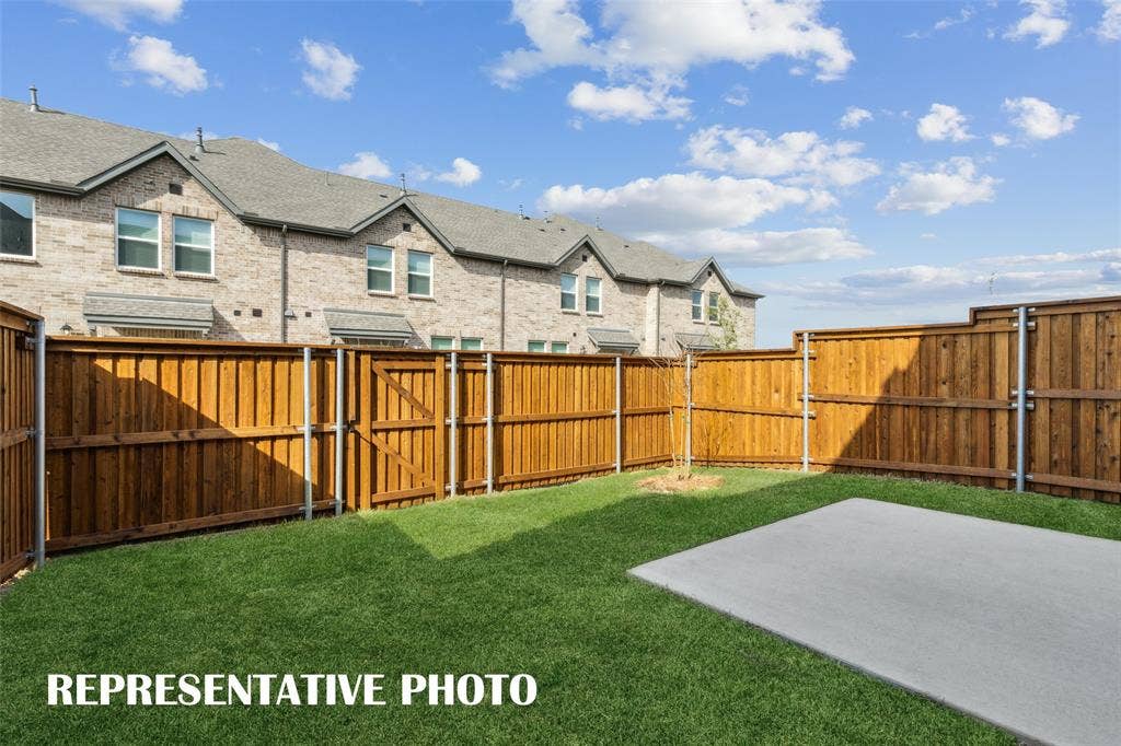 3725 Pierce Lane, Grand Prairie, TX 75052 Our Finley plan features your own, fenced outdoor space! REPRESENTATIVE PHOTO