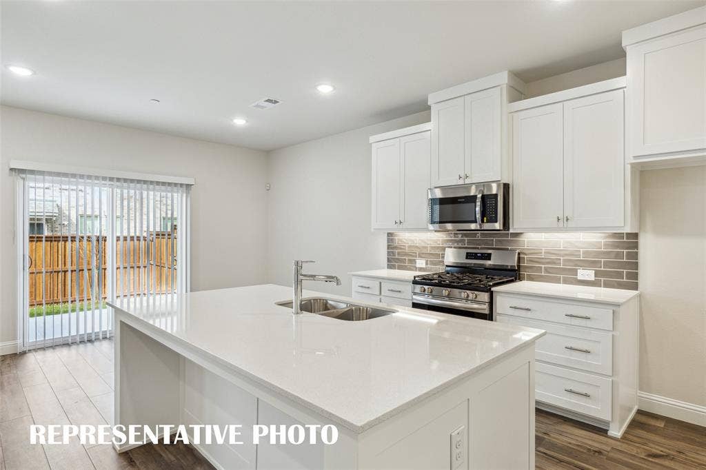 3725 Pierce Lane, Grand Prairie, TX 75052 Light, bright and airy, this open concept kitchen-dining- area is everything you have been searching for! REPRESENTATIVE PHOTO