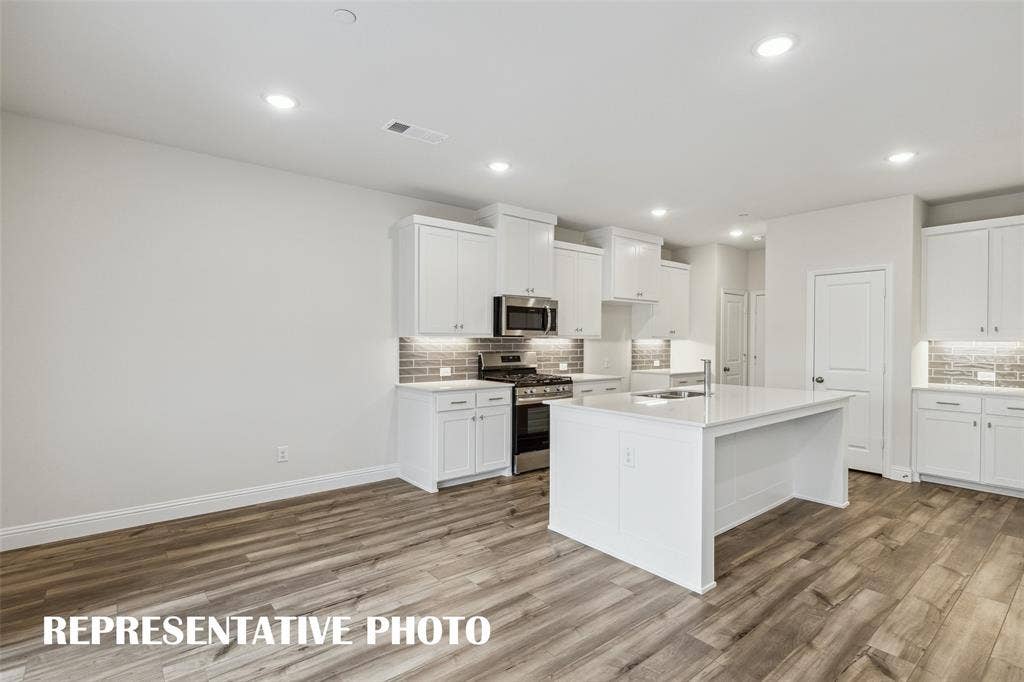 3725 Pierce Lane, Grand Prairie, TX 75052 An open concept floor plan designed for entertaining! REPRESENTATIVE PHOTO