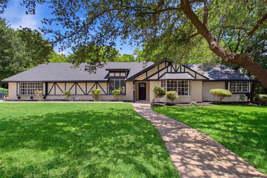 Property photo for 210 Squirebrook Drive, DeSoto, TX