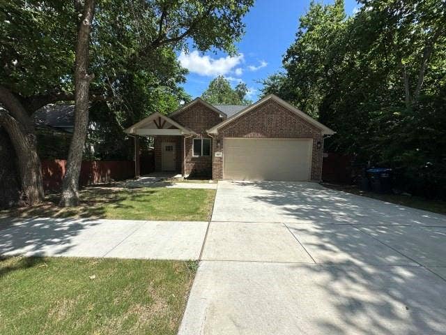 Property photo for 917 E Maddox Avenue, Fort Worth, TX